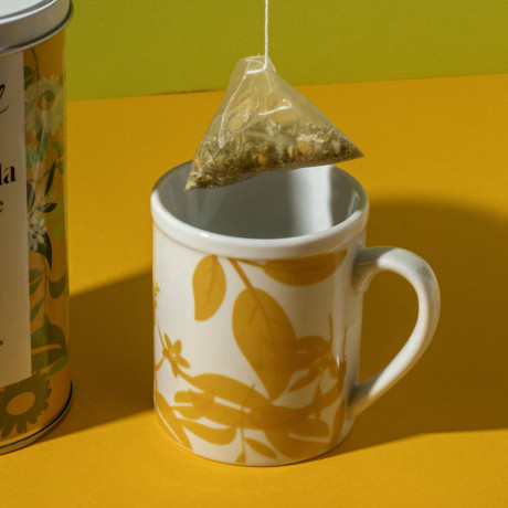 Tasse à thé jaune avec filtre et couvercle 2