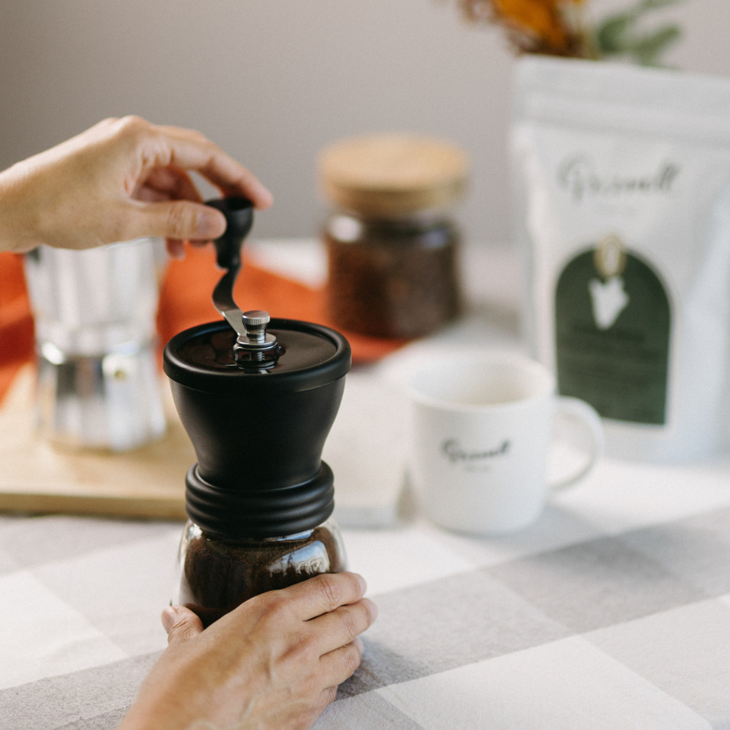 Cómo moler café en el molinillo manual?
